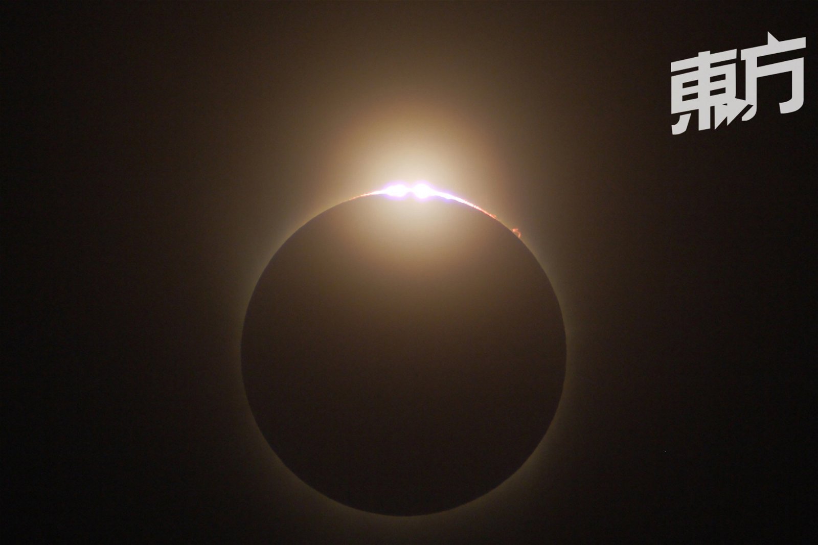 日全食发生时会看见的钻石环，陈伟伦笑称：“这应该是世界上最大的钻石戒指吧。”