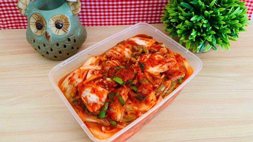 庄可比的纯素韩国泡菜Sell的是健康理念，所以都是无味精、无防腐剂，注重环保的他特地选可再用的塑料餐盒，不刻意再多加包装，以最低价格出售，十分佛心。