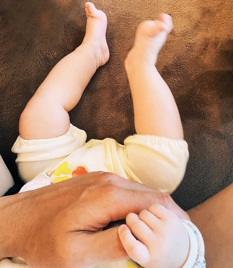 未免女儿正面曝光，周柏豪经常拍女儿的手、脚。