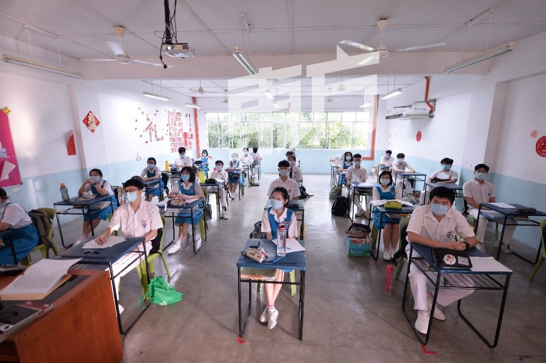 吉隆坡中华独中返校复课首日，高二和高三生的总出席率达至99%，仅13人缺席，而返校教师人数也有208人。（摄影：曾钲勤）