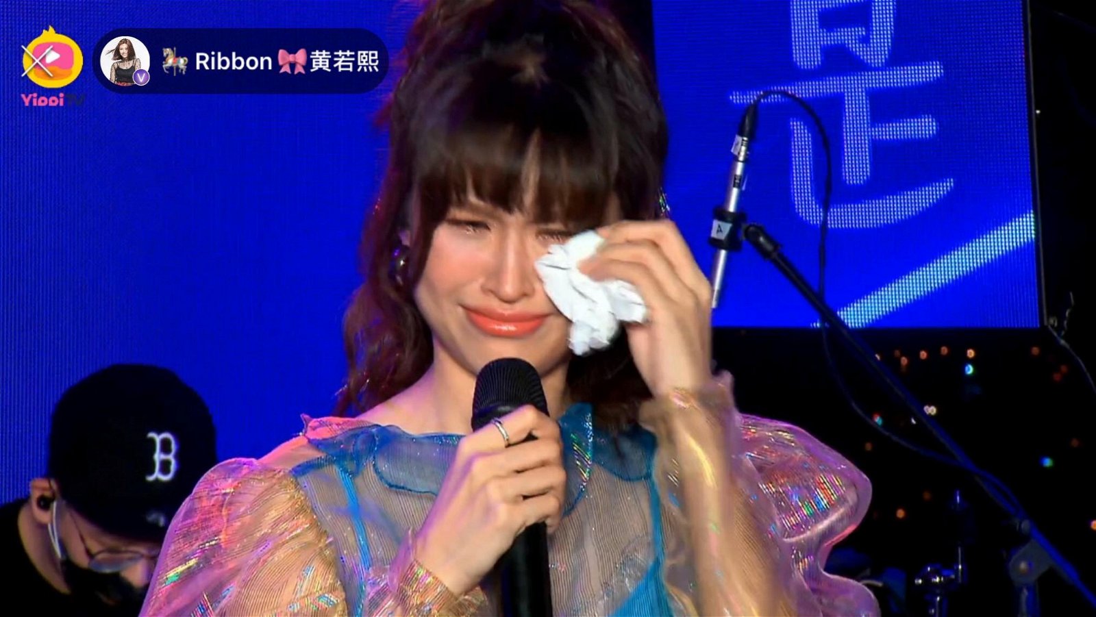 除了因为父母，黄若熙在演唱歌曲《嘿～你好吗？》和《曾经我也想过一了百了》也忍不住哭了。