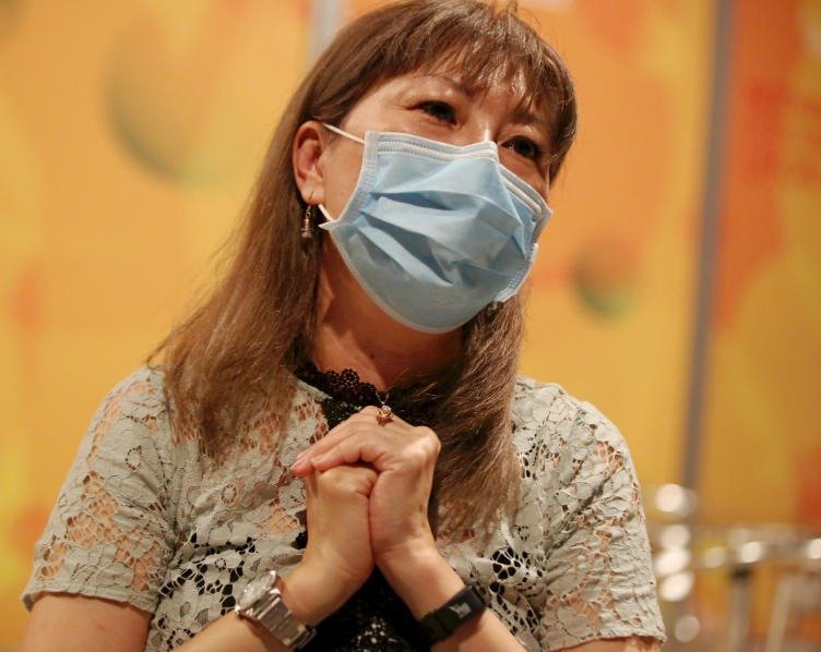 新加坡新冠肺炎第38宗确诊并康复病例王女士，得知老汉病危的情况，愿意挺身而出，捐出血液。