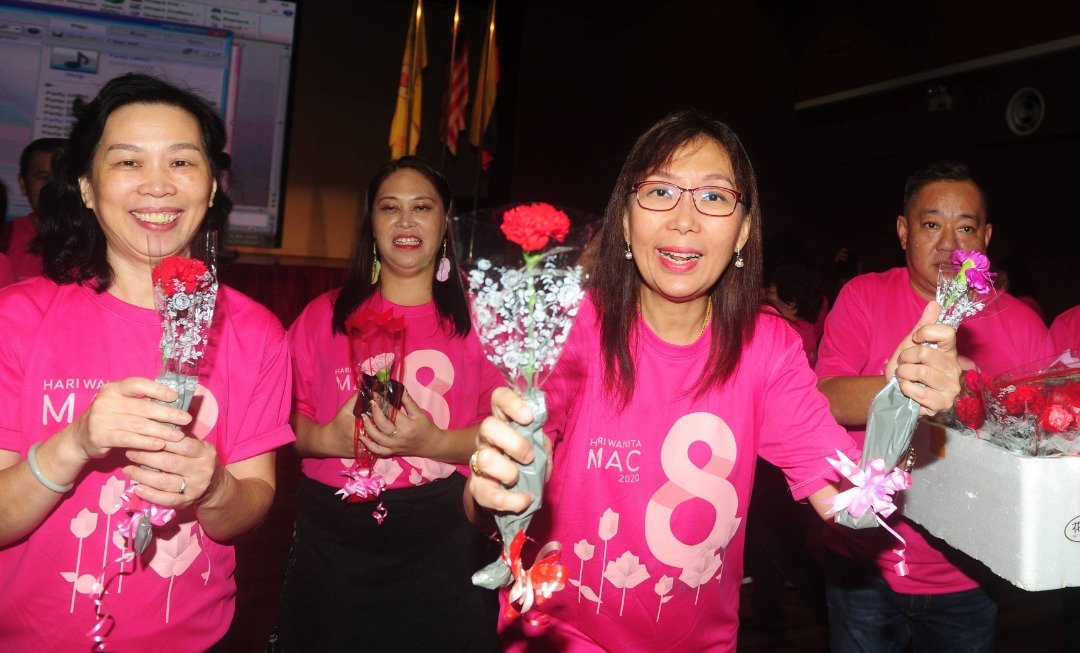 郭素沁（左3）出席士布爹国际妇女节庆典时，派花给女性们，祝贺大家妇女节快乐。（摄影：徐慧美)