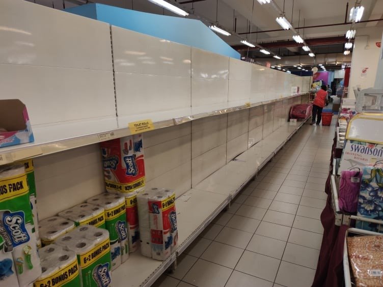 西南县一家超市的厕纸已被抢空，只剩下质地较硬的厨房餐巾无人问津。