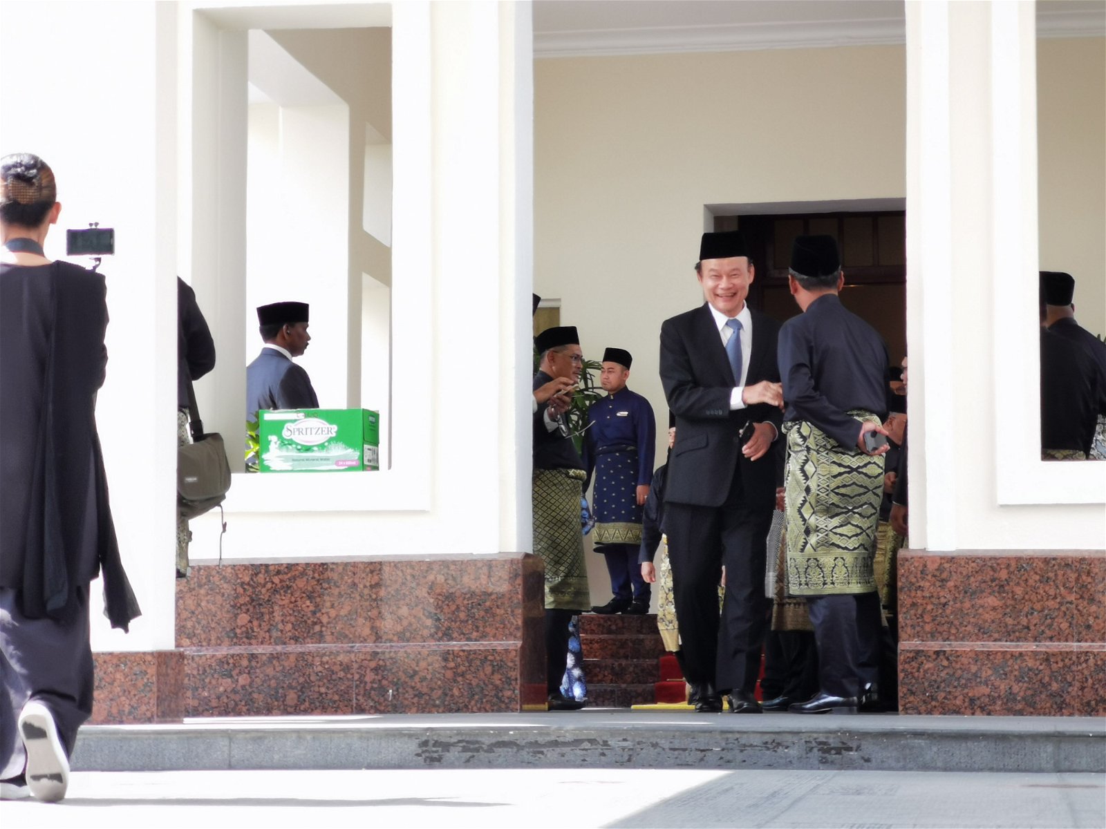 霹雳州议会议长拿督倪可汉在大臣宣誓仪式结束后离开王宫礼仪厅。