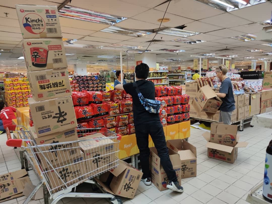 一些物品的供应商已经陆续前来超市进行补货，确保货架的货源充足。
