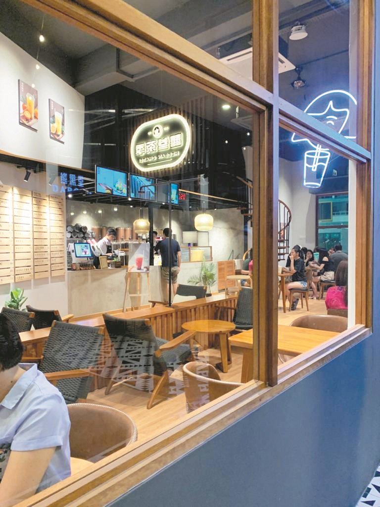 位于哥打沙班达商业区的囍叁茶季店面宽敞、舒服，是由黄素琳亲自设计包办。
