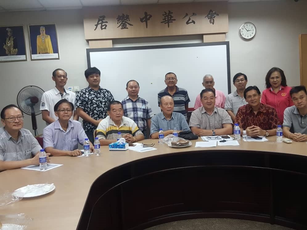 刘文丰（前左4）联合3个团体宣布，不鼓励扫墓者在限制令期间，前往踏青。