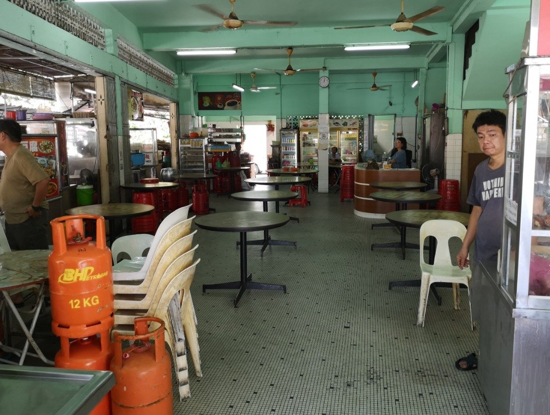 峇瓦尼带领官员视察乔治市的食店，以确保没有顾客堂食。（摄影：吴维康）
