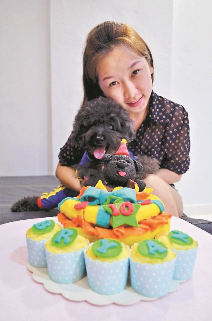 为了第一只宠物布莱恩，陈微琦研发了很多宠物餐，每年生日也会做宠物烧鸡、宠物牛排、宠物蛋糕跟它庆祝。（受访者提供）
