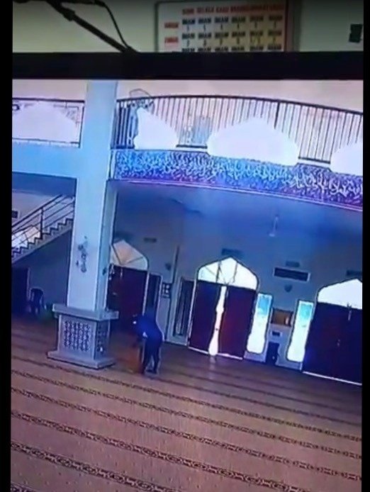 嫌犯在清真寺中试图撬开捐款箱。