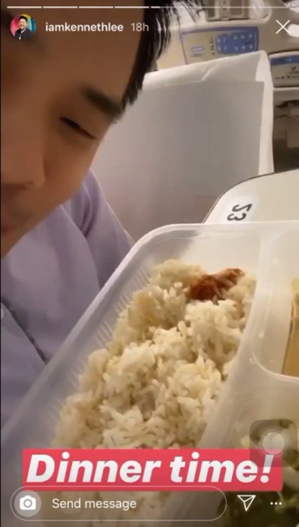 肯尼斯李在視頻中分享，他在傳染病中心享用的晚餐–雞飯，但本身嗅覺或和味覺仍舊沒有恢復。