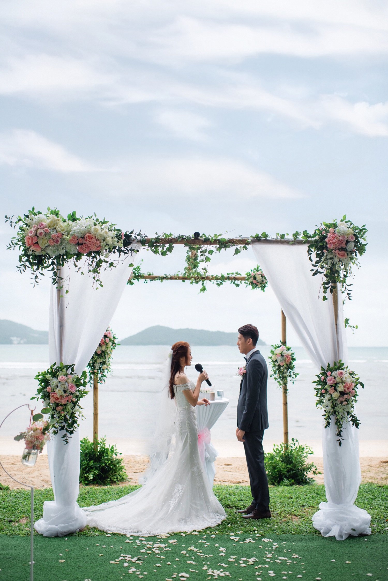 叶荣鸿和冯素璎去年已在泰国普吉岛举办了一场沙滩婚礼，而原定在4月举办的传统嫁娶仪式，则是应双方家长要求而办。