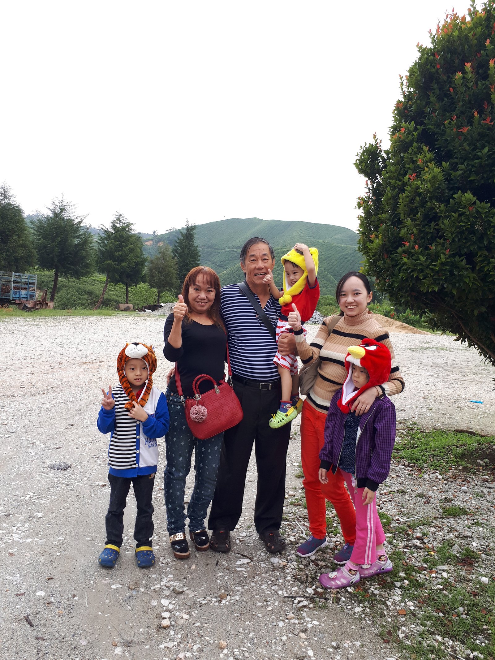 黄莹娟（右2）因为必须与孩子保持距离而感到失落，她希望在疫情结束后能抱抱大女儿和二儿子。图为黄莹娟与爸妈及孩子的合照。