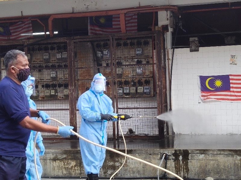 芙蓉市政厅官员准备消毒用品，欲前往毗邻商业区展开消毒工作。