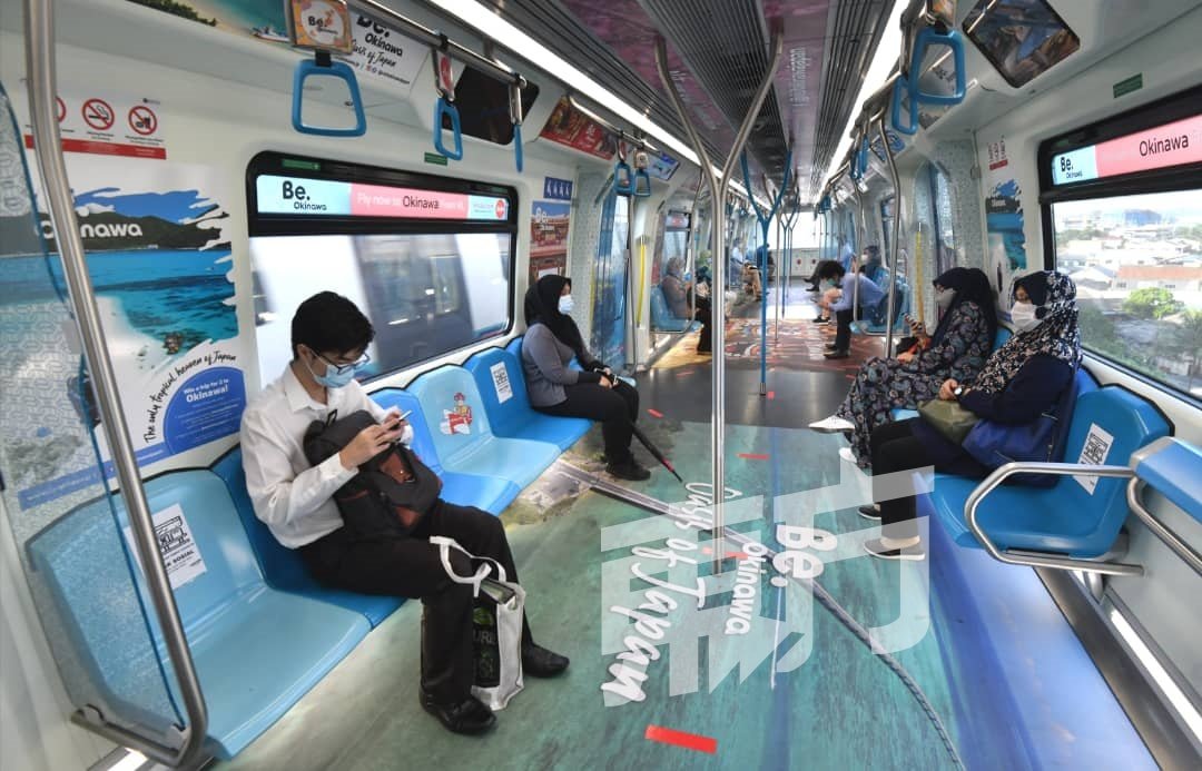 乘搭MRT的乘客依规定保持距离。