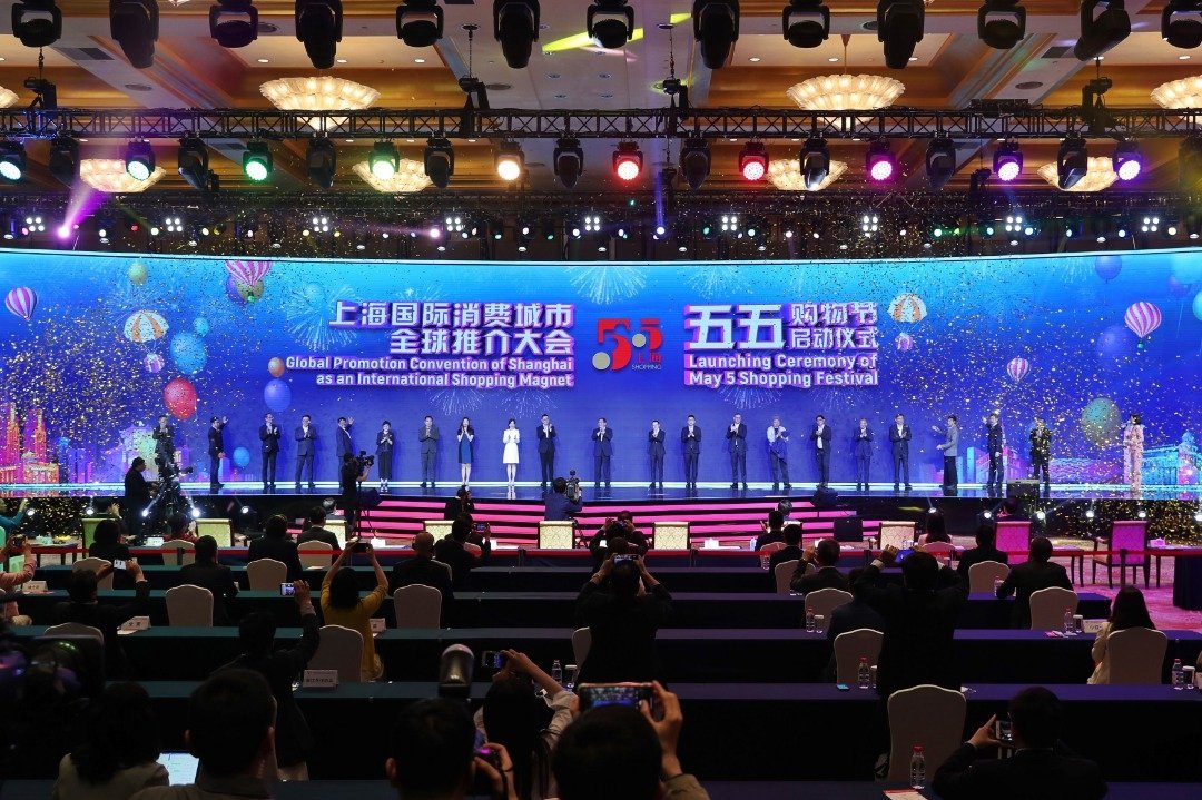 中国上海市首创的“五五购物节”周一晚在上海国际会议中心启幕，20位企业代表组成“最豪华带货团”，开启上海全城购物大狂欢。