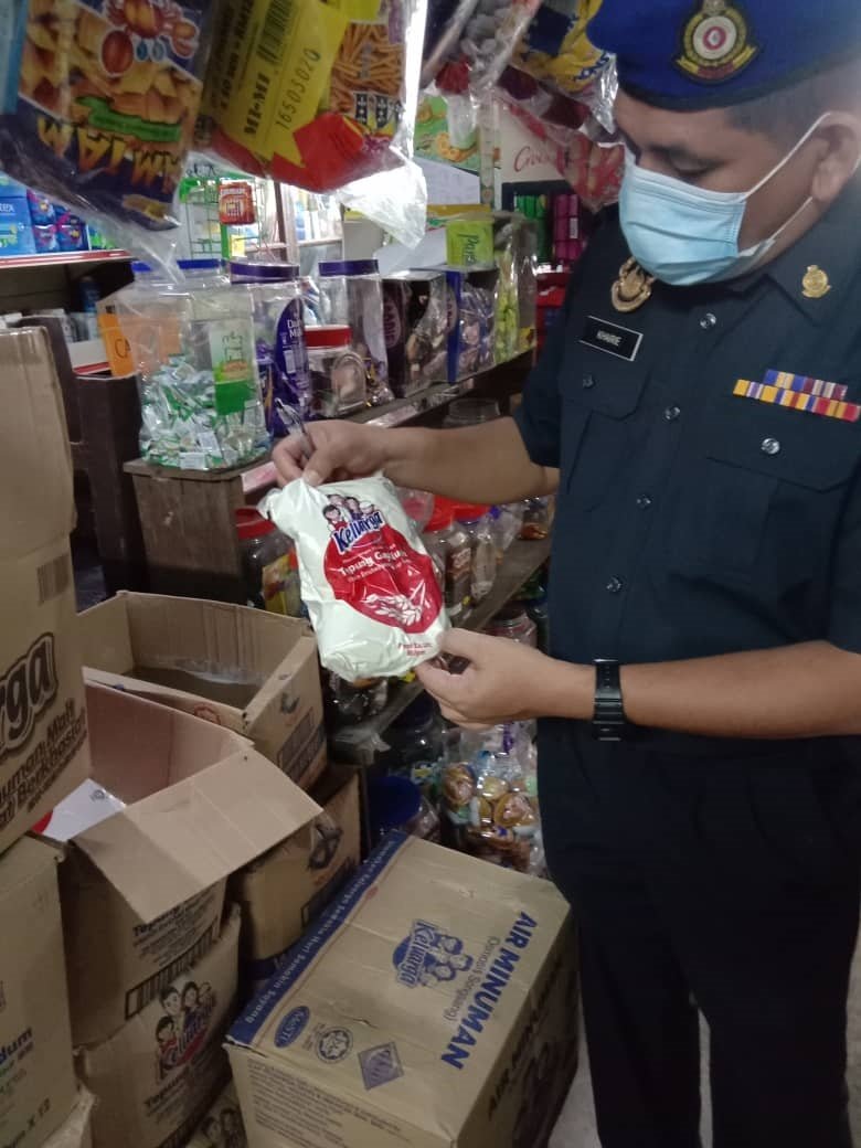 贸消局官员检查被消费者投诉贵卖的糯米粉。（当局提供）