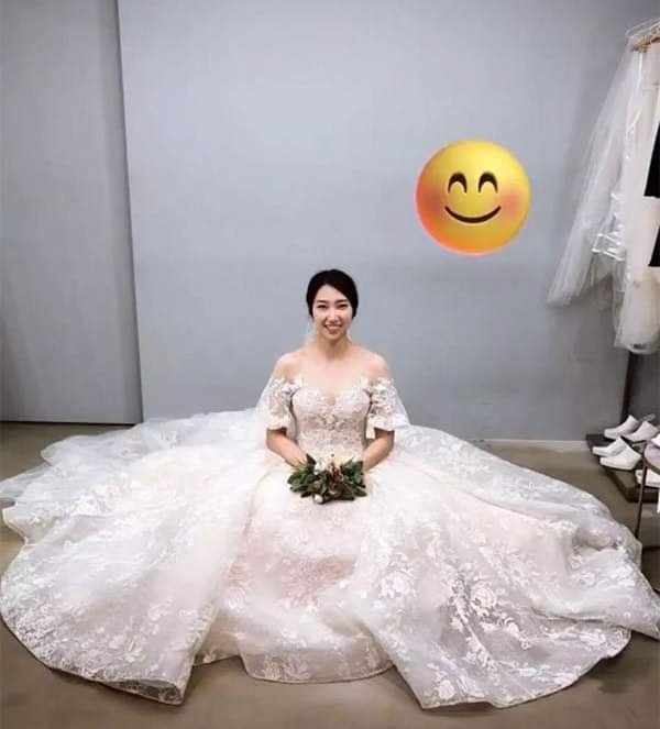 成池铉在自己的社交媒体上晒出披上婚纱的照片，并露出幸福的笑容。