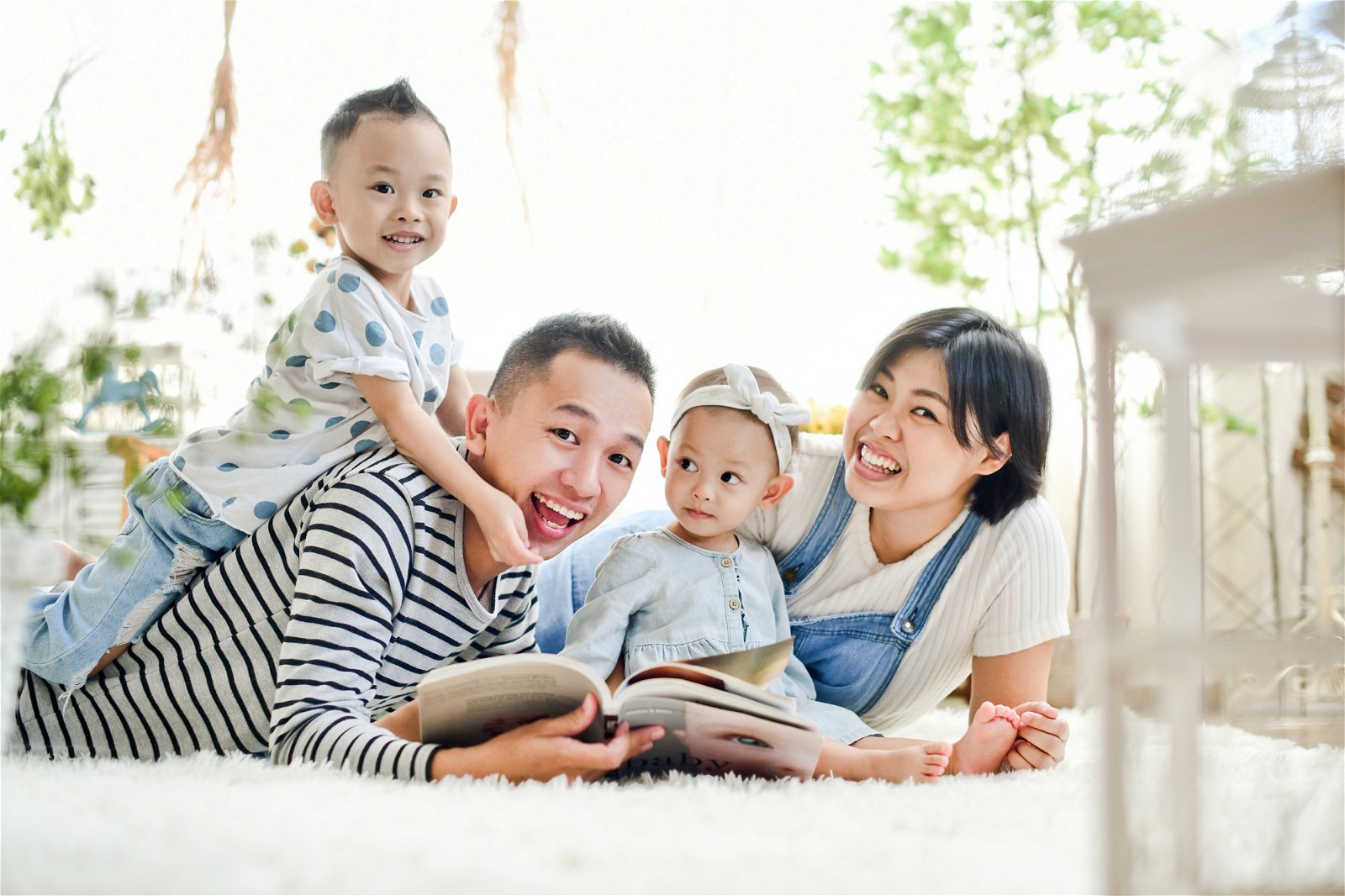 35岁的陈龙金是一对儿女的父亲，儿子陈泽、女儿陈曦，从来不需要央求爸爸讲故事，因为无论孩子作何反应，他坚持每天做这件事，那是他们最珍贵的亲子共读时光。