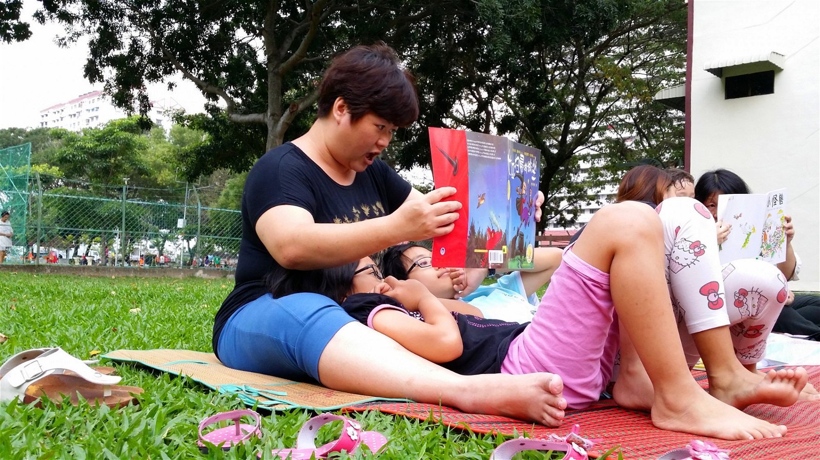说故事以外，陈龙金也致力推动亲子故事会，鼓吹亲子共读，2015年时也曾组织爸爸妈妈故事团，培训家长走入课堂说故事。
