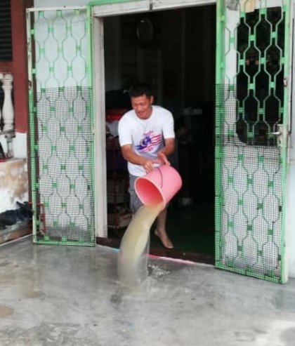 吴锡标的住家也淹水，并在水位消退后，忙著清洗住家。