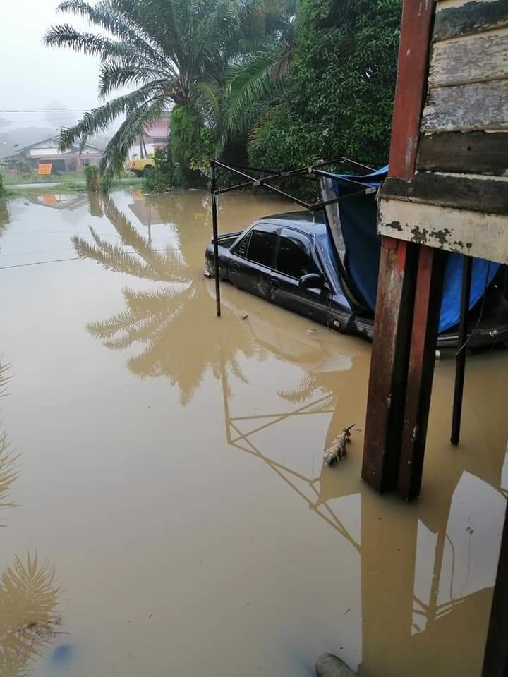 章吉遮令9支碑的甘榜槟榔是灾情最严重的地区，图为一辆汽车泡在水里。
