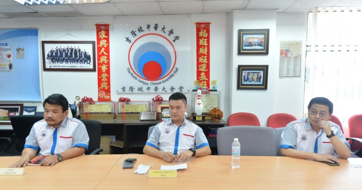 薛富丰(左2)表示，5名女事主在酒店的隔离中心遇到不明人士深夜骚扰。同时呼吁民众若在隔离期间遇到可疑事件，可向警方或有关单位求助。