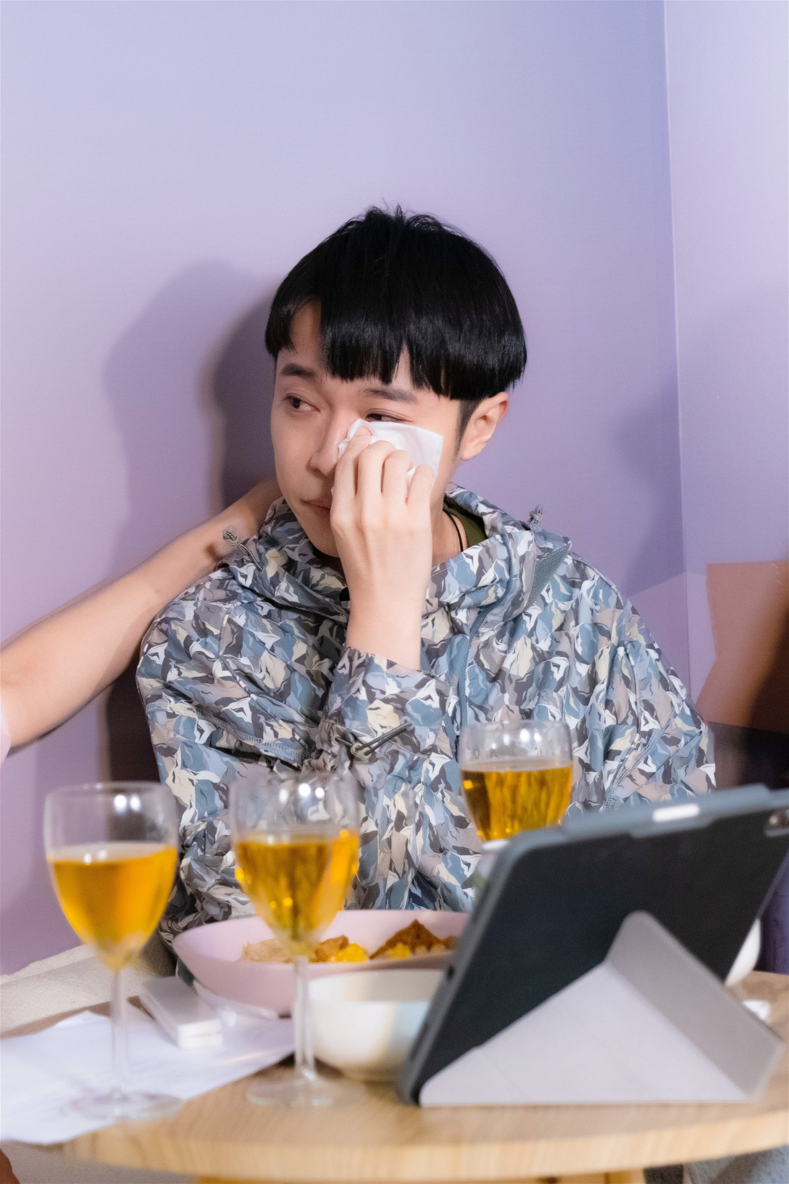 吴青峰在线上陪网民看完全长1个多小时的12支MV，他忆述整个过程时还一度泪眼婆娑。