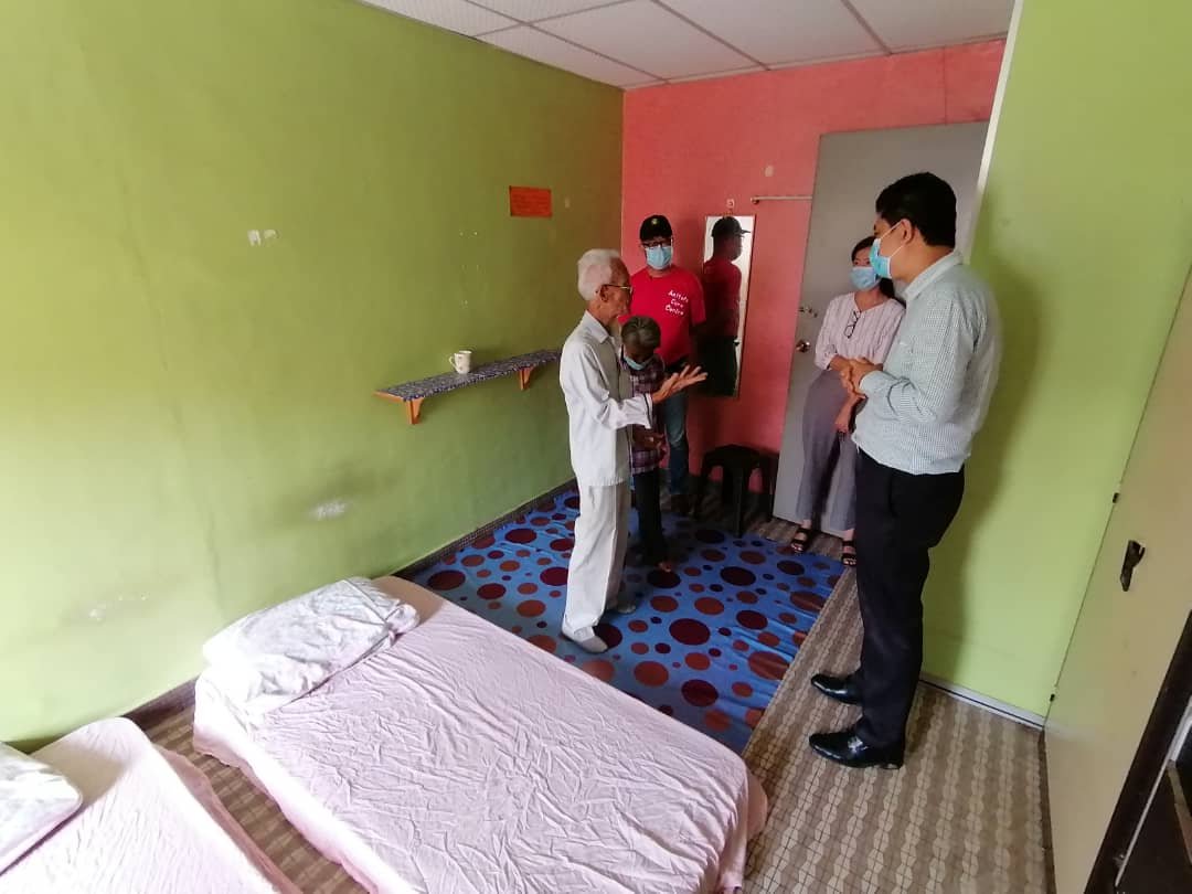 曾笳恩（右）陪同陈继皓（左） 夫妻两人到入住的房间了解居住环境。