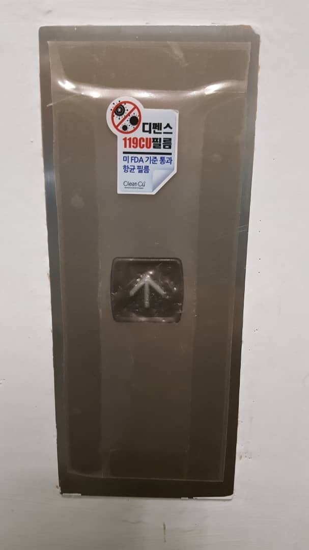 电梯按钮上粘上抗菌铜膜后，就可减少上面残留的病毒和细菌。