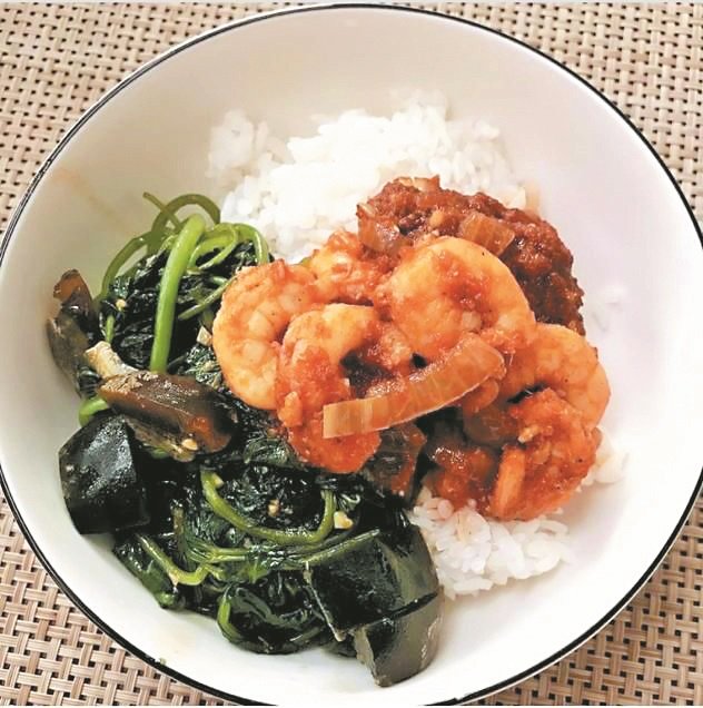 “阿春酱好料”酱料可用于烹煮家常小菜，配饭吃相当开胃。