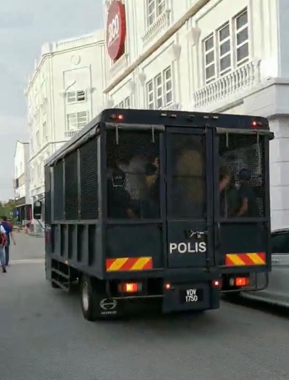 警方于周一傍晚出动罗里，将桌球中心内的42名被捕者带返警局助查。