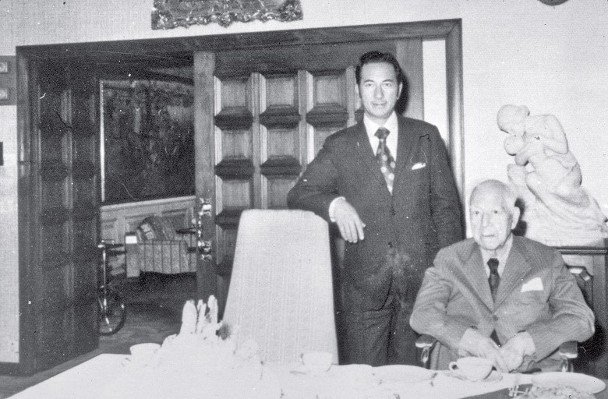 赌王的父亲何世光（右）曾是香港政商界名人。