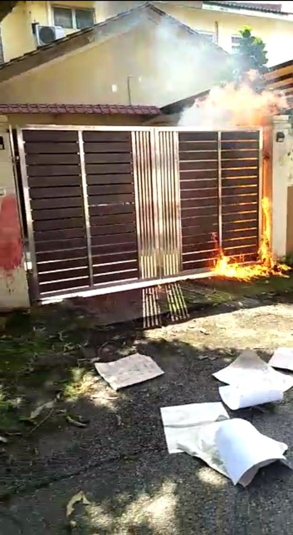 陈志强的住家于周六上午遭人抛掷汽油弹，自动闸门引火燃烧。