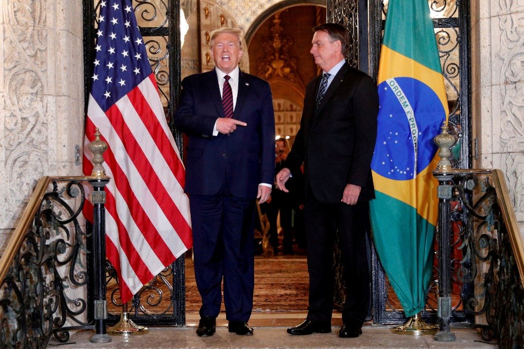 与特朗普关系良好的巴西总统博索纳罗（右），希望他在选举中脱颖而出。这是博索纳罗今年3月，出席特朗普位于佛州的私宅海湖庄园的工作晚餐。