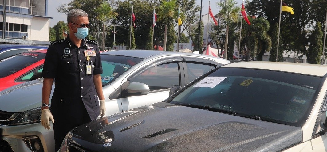 哈沙努丁视察警方在行动中充公的轿车。