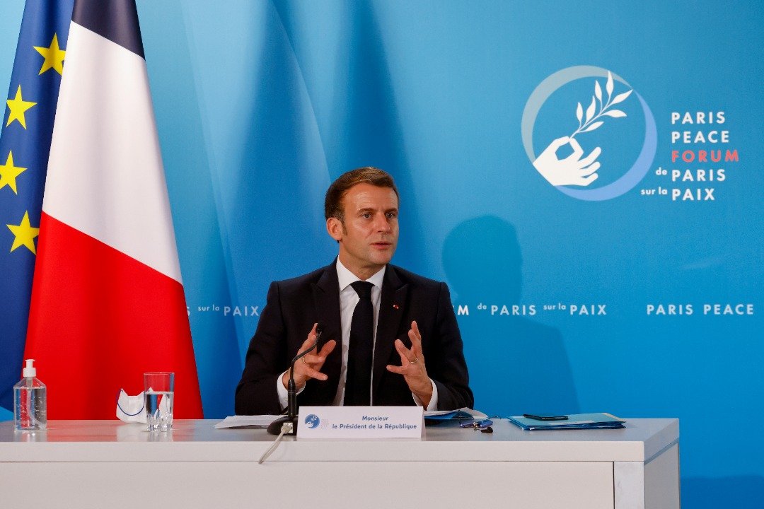 法国总统马克龙周四出席第三届巴黎和平论坛，并发表讲话。论坛寻求以具体方案解决治理问题，致力于缓解和摆脱新冠肺炎疫情。（路透社）