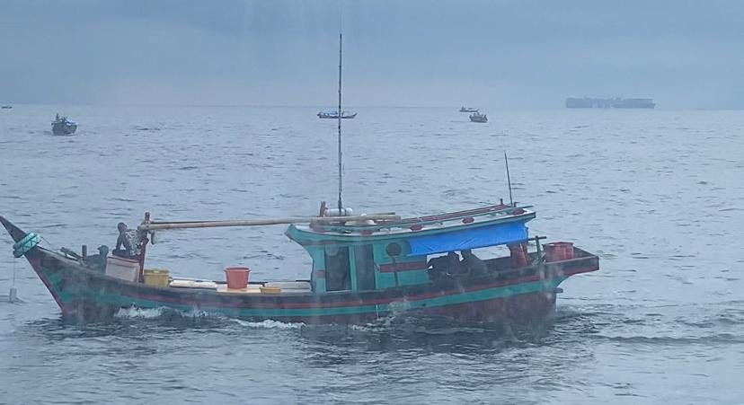 霹雳州海事机构周五在霹雳州半路屿西北方，同时发现多艘违法作业的印尼渔船。