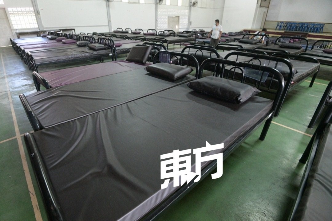 作为隔离中心用途的参议会礼堂，已经摆放了100多张的病床。