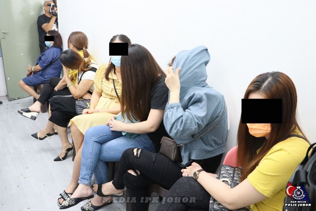 警方在突检行动中逮捕的17名女子，还包括中国、新加坡和印尼籍女子。（图取自柔佛警方面子书）