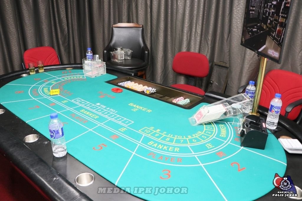 小型赌场内设备齐全，相信是有计划性经营。（图取自柔佛警方面子书）