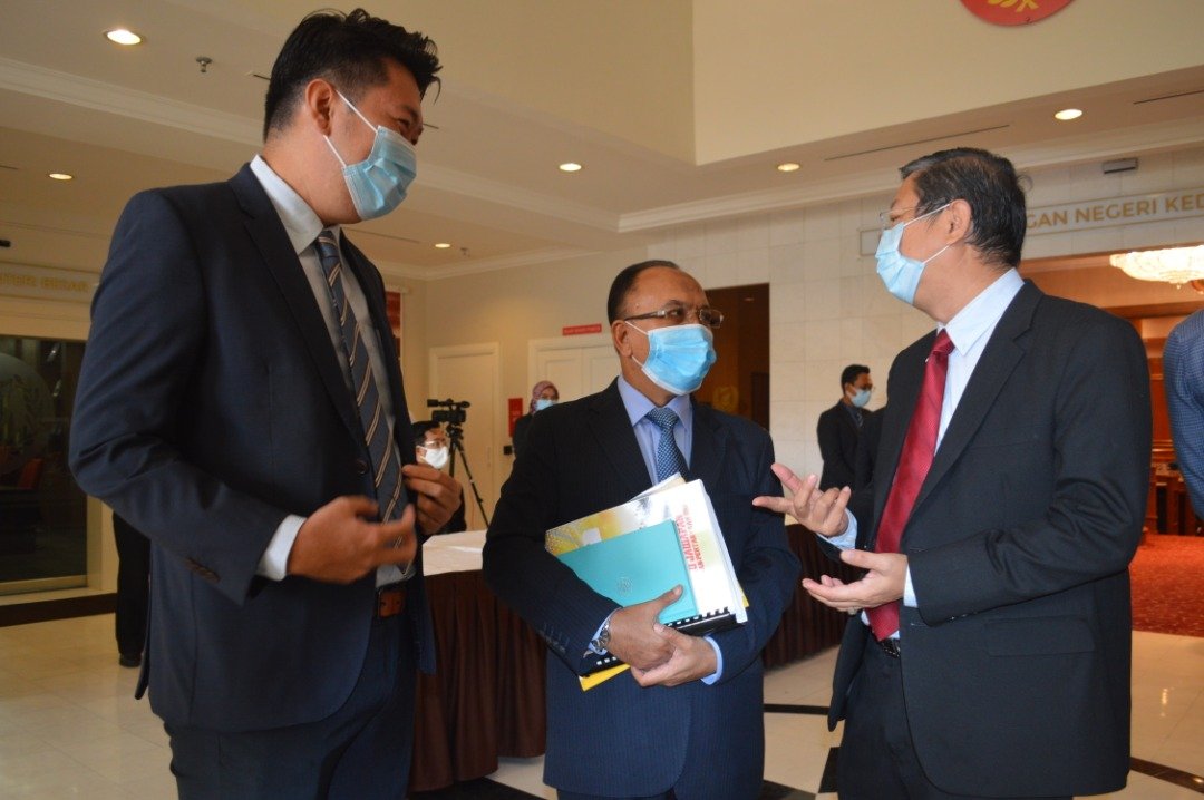 峇甲亚兰州议员黄思敏（左）及德卡州议员陈国耀（右）)在吉打州议会召开前，与州财政司伊萨讨论课题。