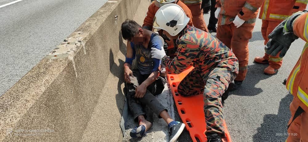 受伤的赛祖法都躺在地上痛不欲生，消拯局人员协助将他被送往医院治疗。