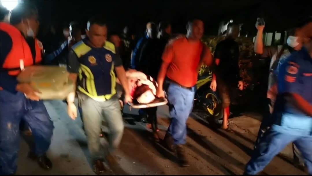 受伤的嫌犯获救上岸后，遭警方台上救护车，以送院治疗。