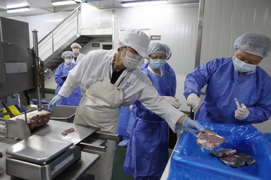 上海市黄浦区疾控中心工作人员对进口冷冻牛肉进行采样。（中新社）