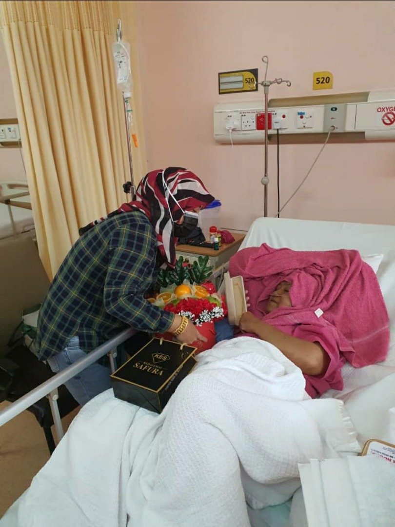 “Myra Jijie”10月26日在医院为母亲庆生的画面，而其母亲于11月8日离世。