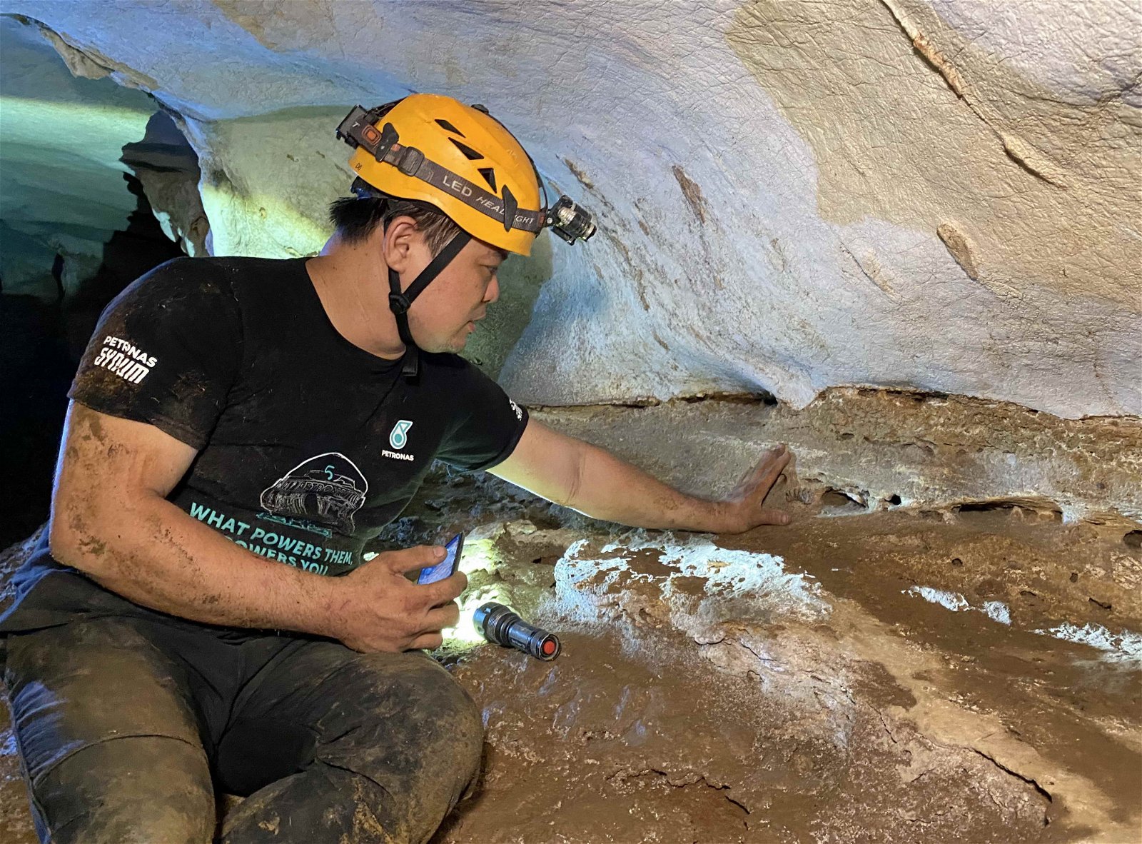 随著发现化石的经验不断累积，郑文达如今探索岩山洞穴时，一旦发现岩壁嵌有不同颜色及物质物体时，都会拍下照片供学者判断。