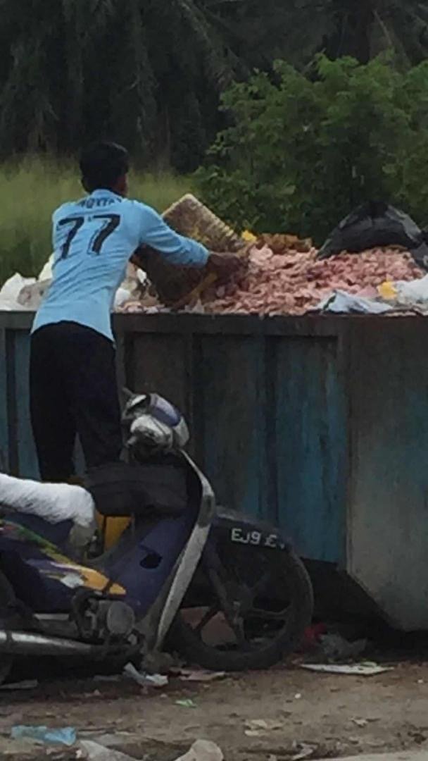 吴俊益表示，他在观察期间，发现有外劳拿来大量鱼废料丢弃在大垃圾桶。