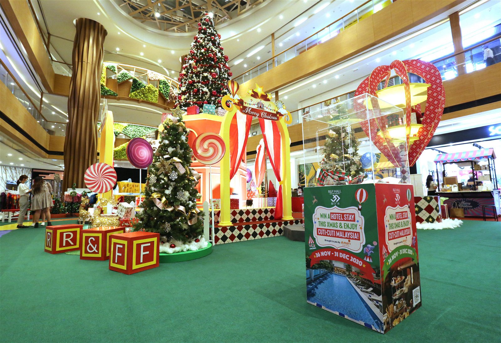 新山富力广场圣诞市集，让民众仿佛置身在欧式圣诞嘉年华。（摄影：刘维杰）